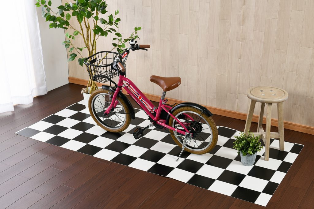 床のキズ防止にクッションフロアを敷いて自転車を置く