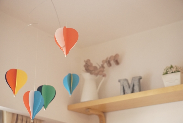 天井から吊り下げられた紙で出来た気球のオブジェ