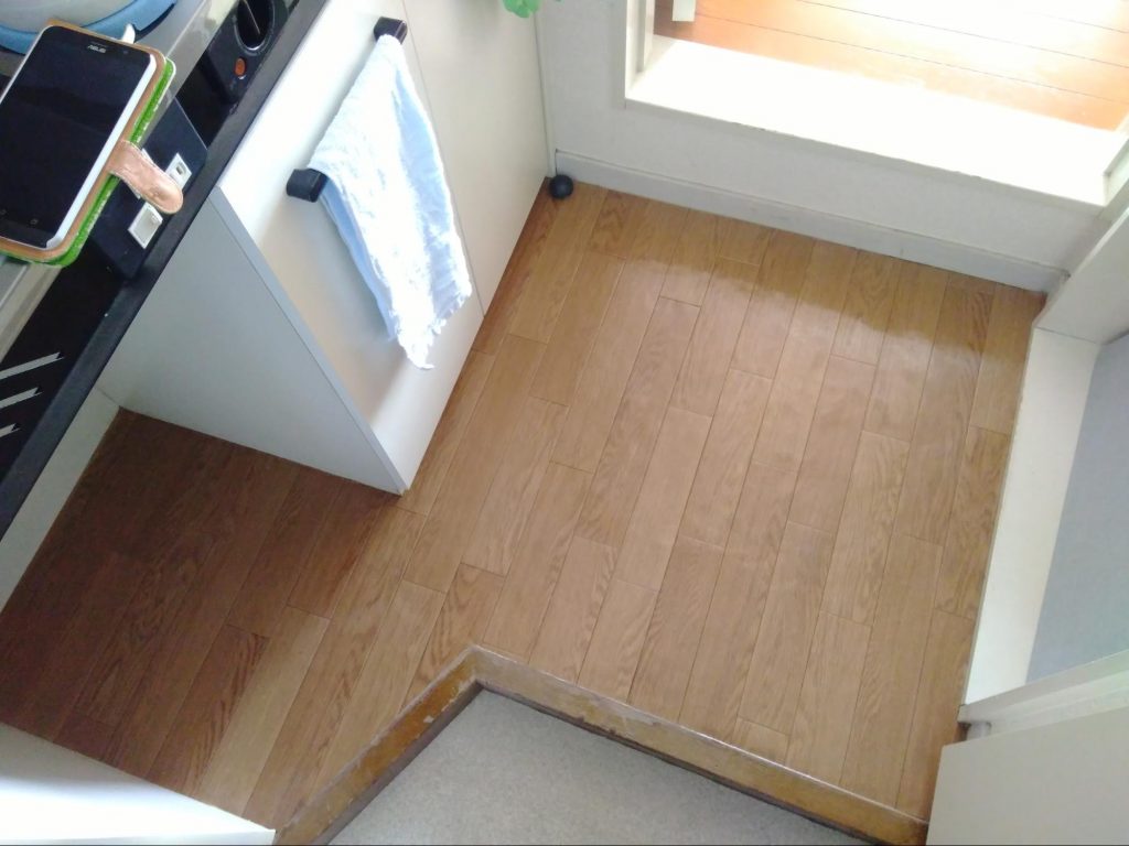 超簡単にクッションフロアを敷き詰める方法 床に合わせて貼るための型紙作り ラグリエ