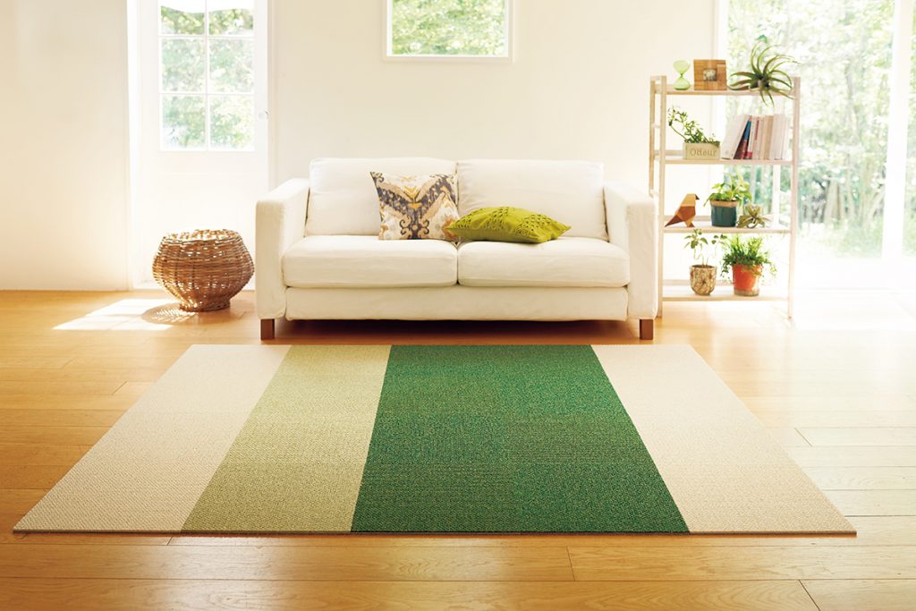 緑系と白色でデザインされたタイルカーペット