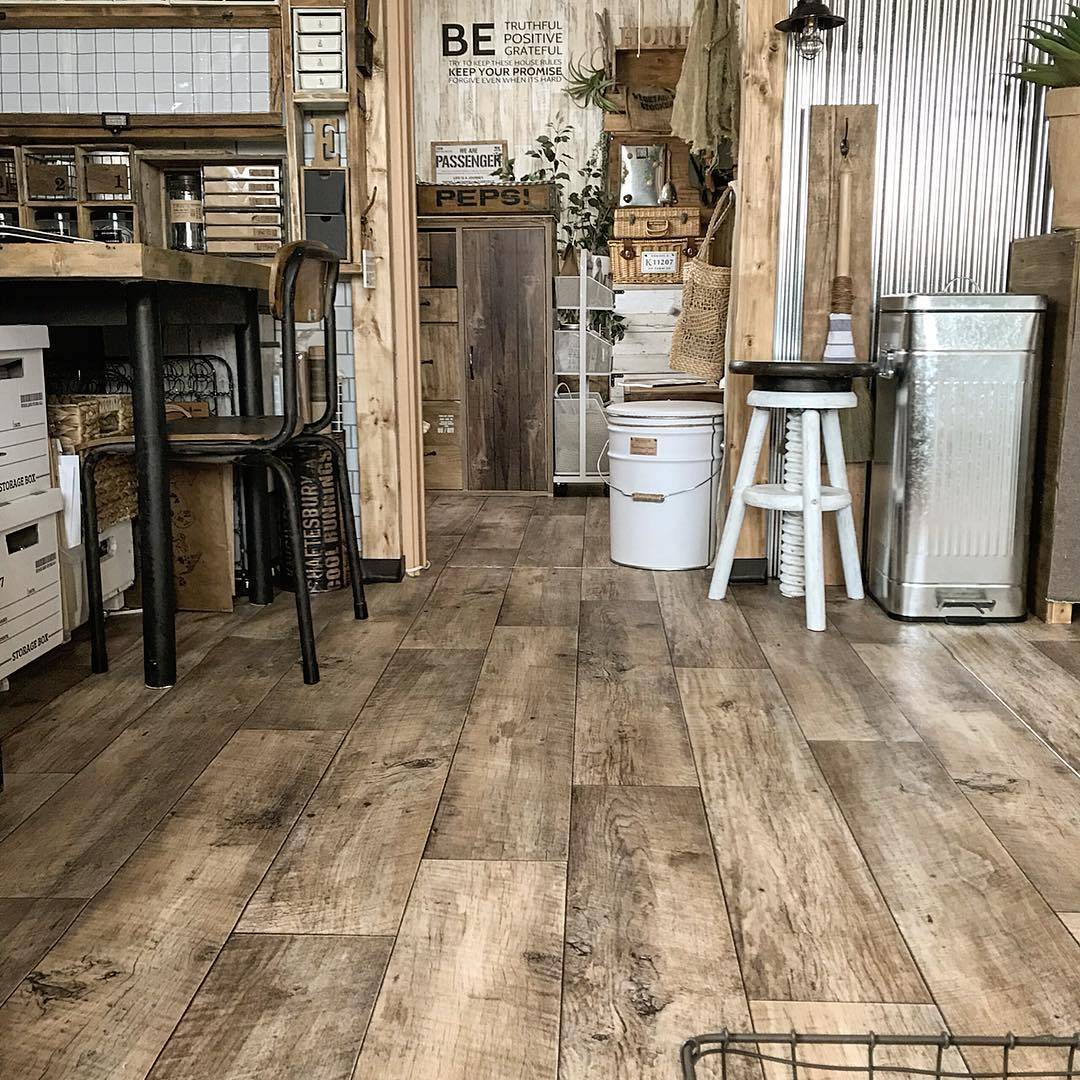 古材調のクッションフロアをリビングに敷いた実例。ブラウンの家具と合わせて、落ち着いた雰囲気のある空間に仕上がっている。