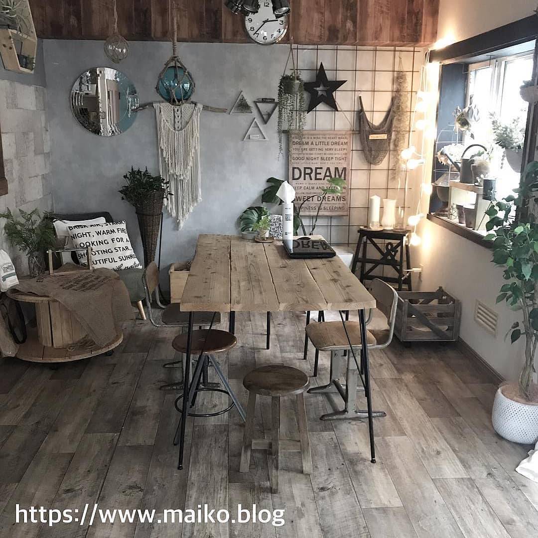 古材調のクッションフロアをリビングに敷いた実例。ヴィンテージ感のある家具と合わせて落ち着いた空間に仕上げている。