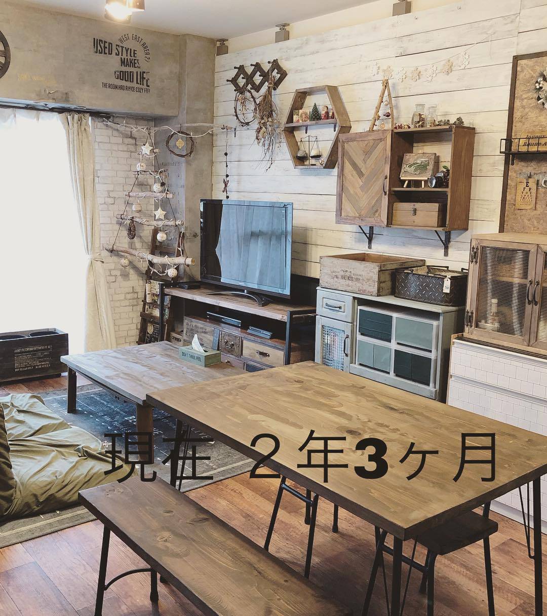 アーバンテイストのリビングにブラウン系の木目柄クッションフロアを敷いた実例。ヴィンテージ家具と調和して温かみのある空間に仕上がっている。