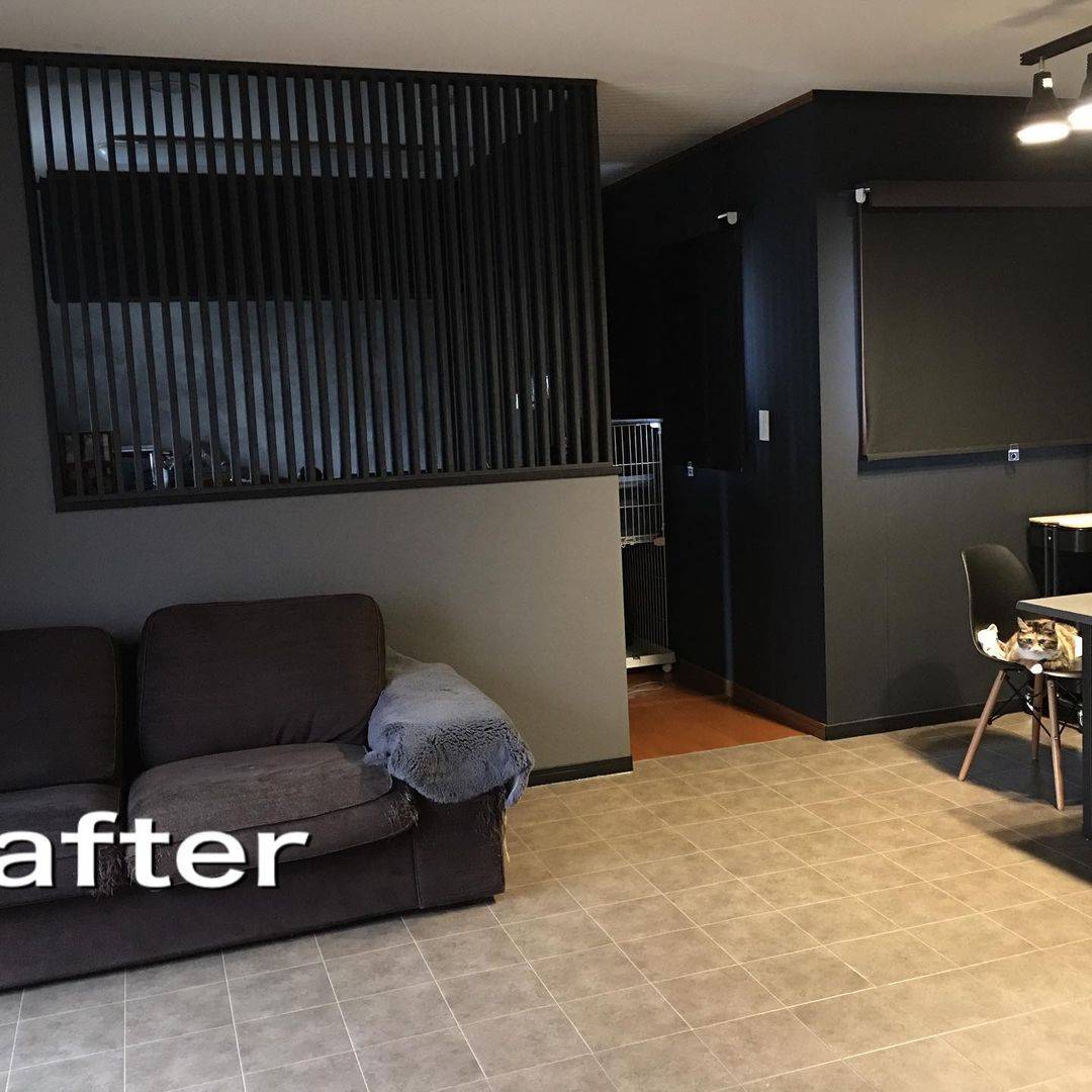 グレーの石目柄クッションフロアをリビングに敷いた実例。黒を基調としたインテリアと調和し、スタイリッシュな空間に仕上がっている。