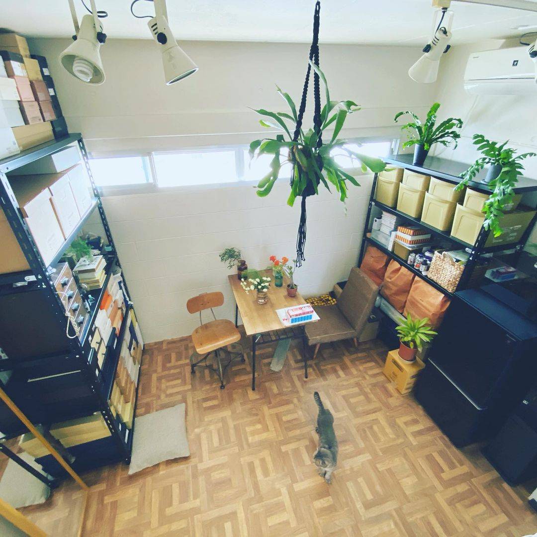 パーケット柄のクッションフロアをワークスペースに敷いた実例。グリーンや木製家具と調和し、温かみのある落ち着いた雰囲気。