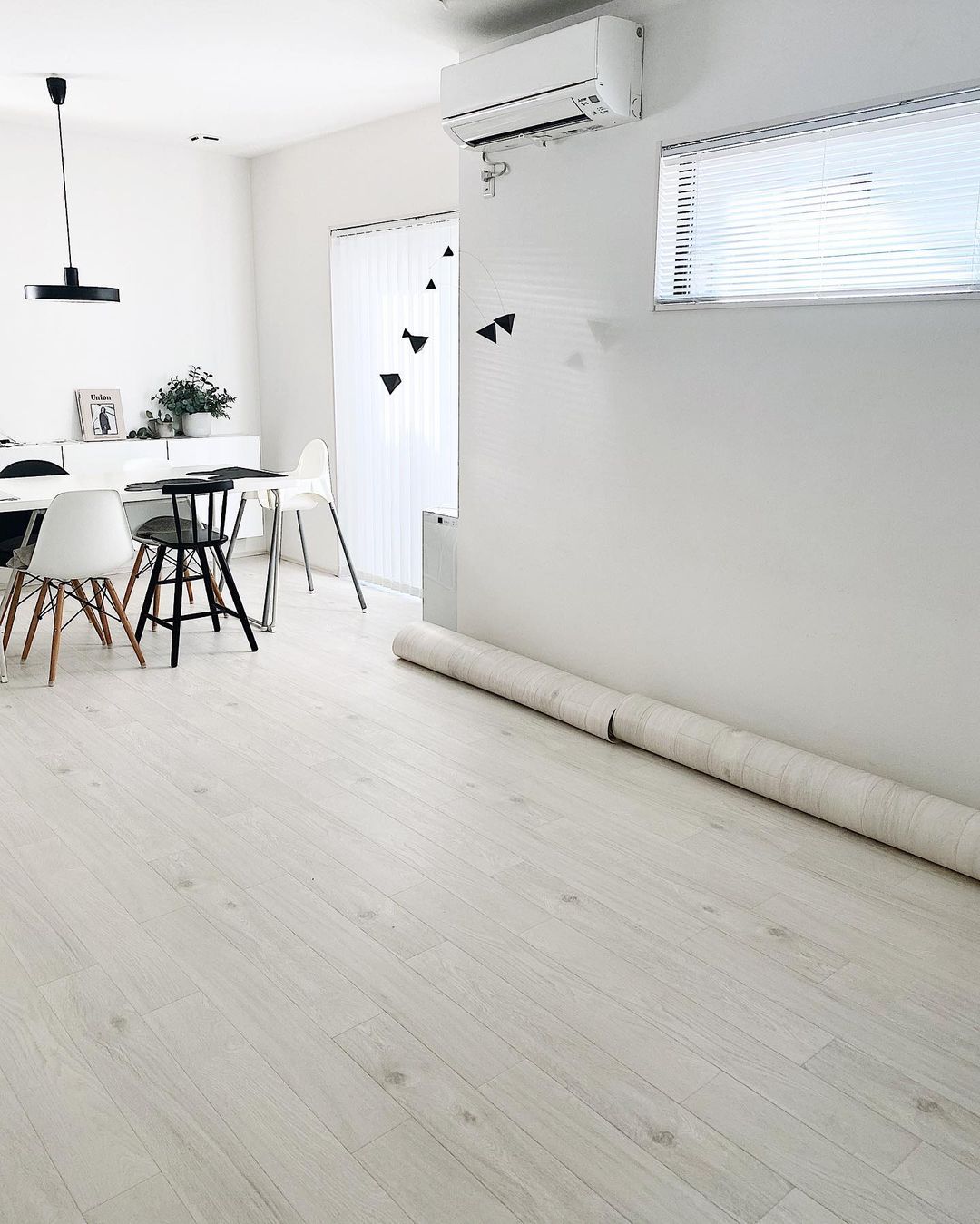 明るい木目のクッションフロアをリビングに敷いた実例。ホワイトインテリアと調和し、スタイリッシュで開放感のある空間に仕上がっている。