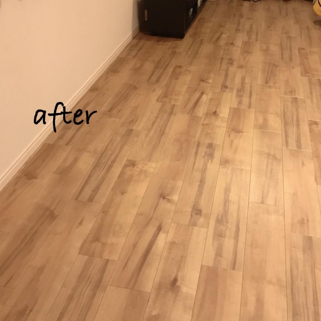 ナチュラルな木目柄のクッションフロアをリビングにDIYで貼ったafter写真。温かみのあるベージュトーンで落ち着いた雰囲気の空間に変わっている。