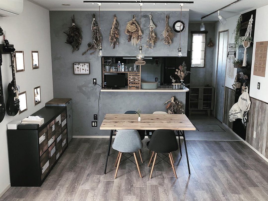 古材調のクッションフロアをリビングに敷いた実例。グレーの壁やドライフラワー、木製家具と調和し、落ち着きのあるヴィンテージ風空間に仕上がっている。