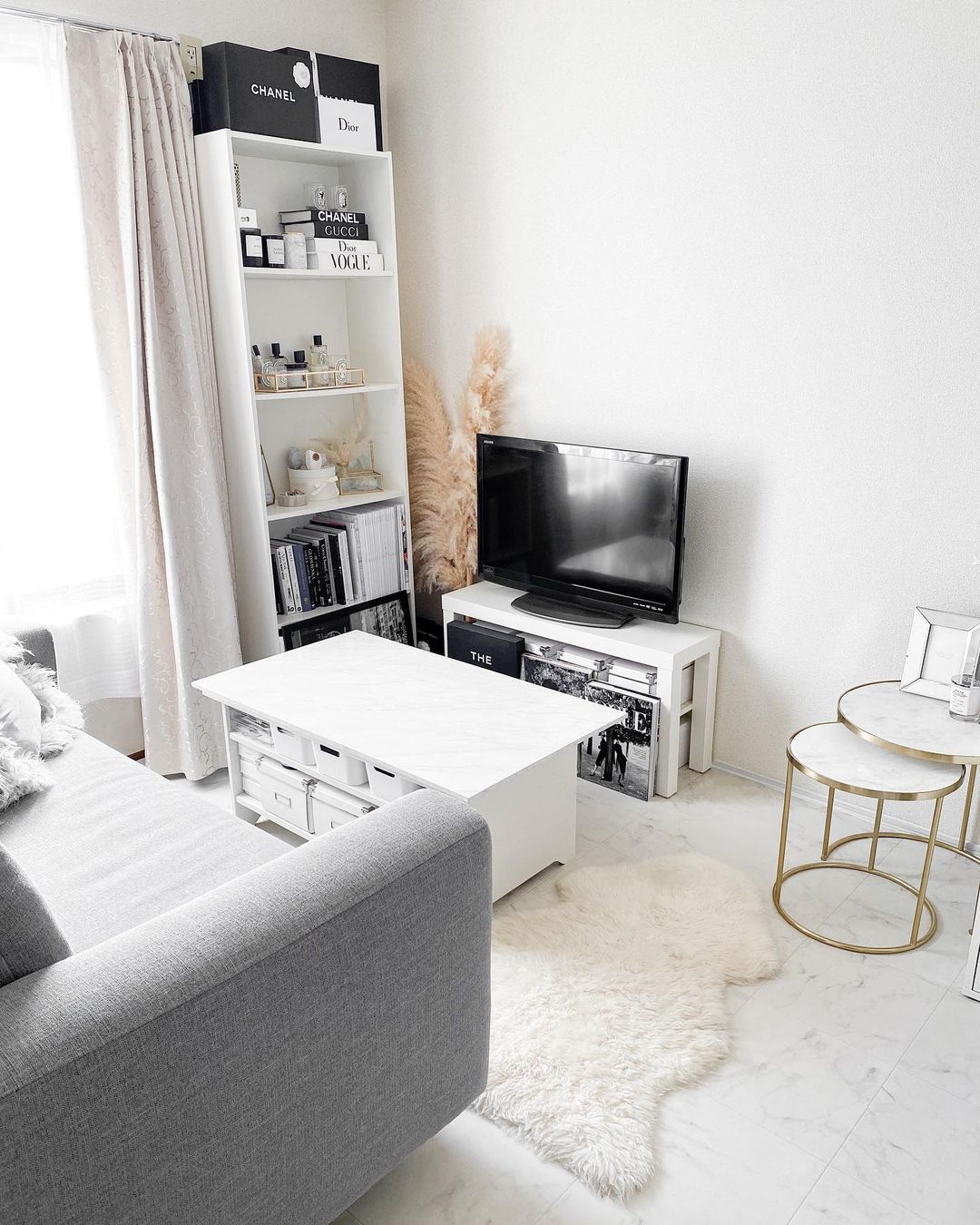 白い大理石柄のクッションフロアをリビングに敷いた実例。明るいインテリアと調和し、上品で洗練された空間に仕上がっている。