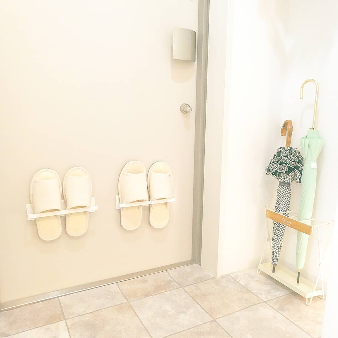 玄関に敷いたテラコッタ柄のクッションフロア。素朴で温かみのある色合いが、落ち着いたナチュラルな印象を演出する実例。