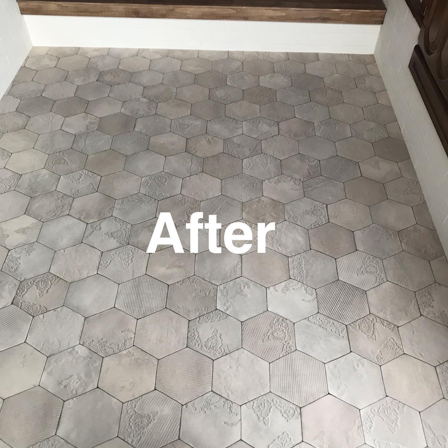 フリーゼ柄のクッションフロアを取り入れた玄関の実例。繊細な幾何学模様が清潔感と落ち着きを演出している。