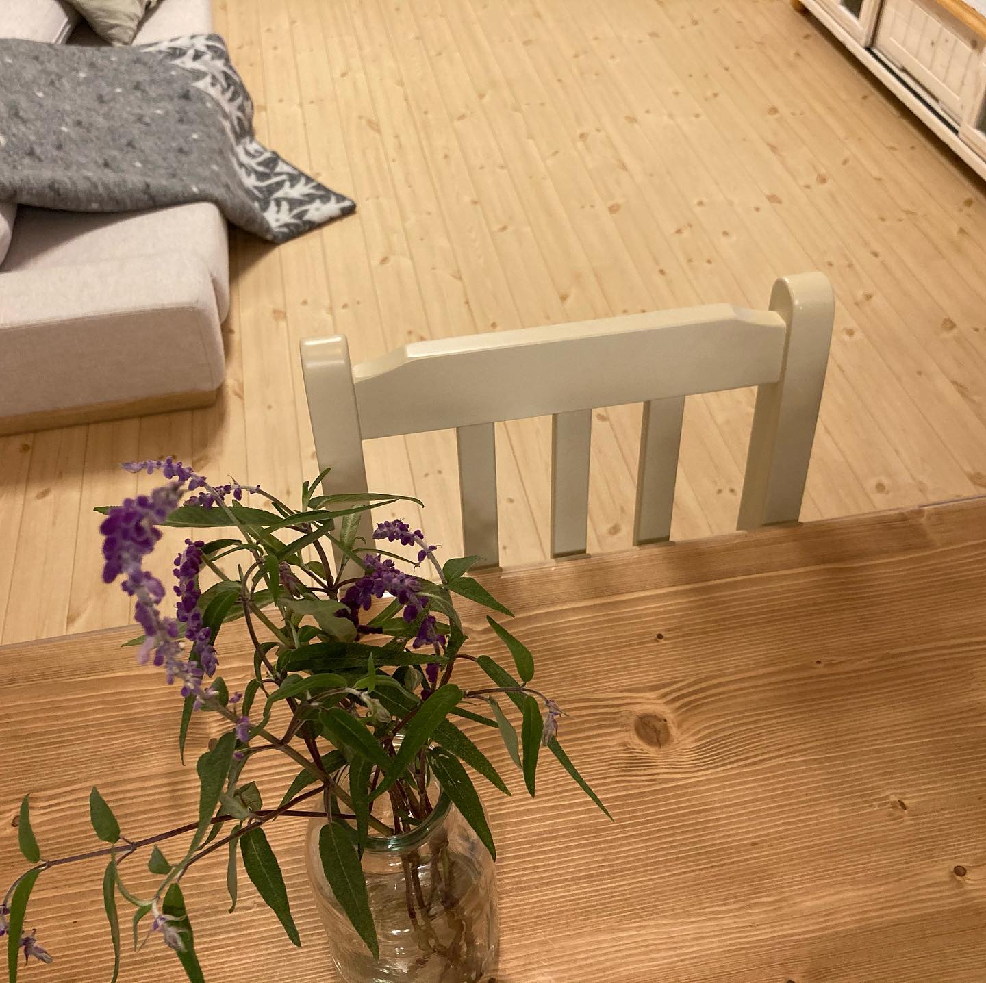 ナチュラルな木目柄のクッションフロアをリビングに敷いた実例。木の温もりを感じるやさしい色合いで、テーブルやチェアとも統一感がある。