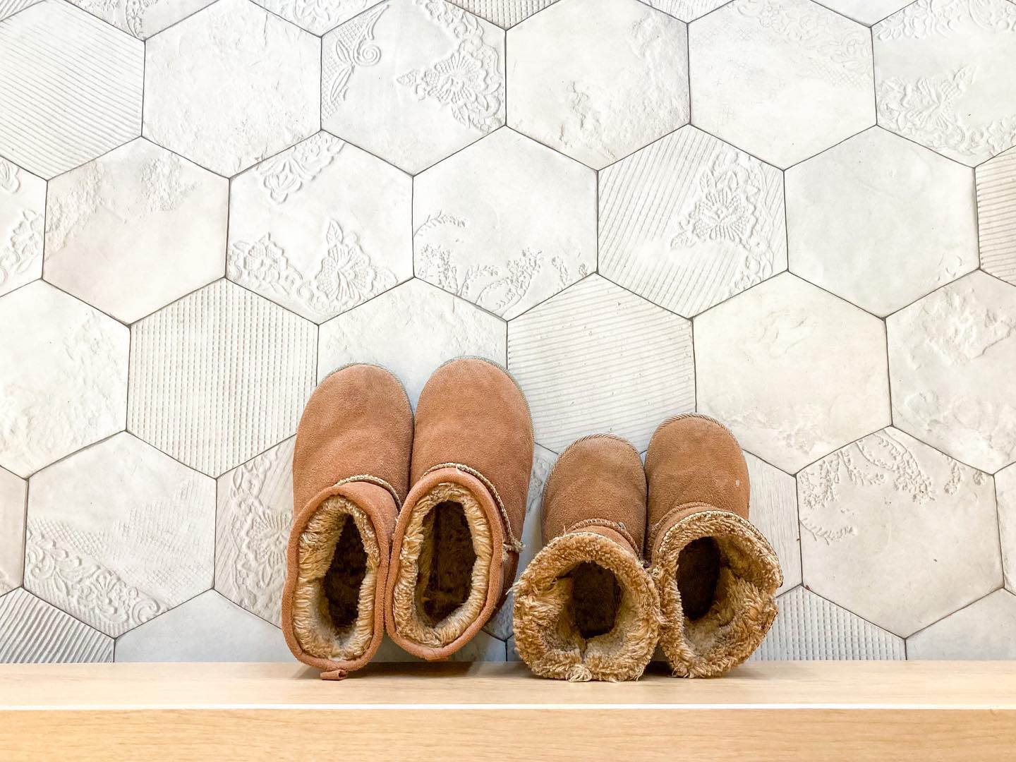 玄関に敷いたフリーゼ柄(ヘキサゴン)のクッションフロア。やわらかなトーンでシンプルかつ上品にまとまった実例。