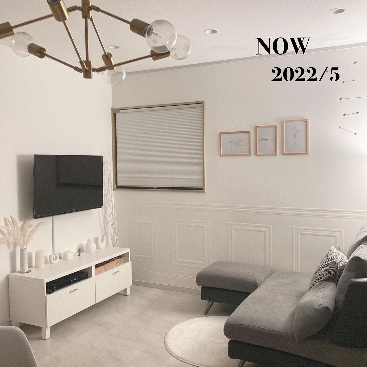 グレータイル調のクッションフロアを敷いたリビング実例。白とグレーを基調にしたモノトーンインテリアが上品で統一感のある空間になっている。