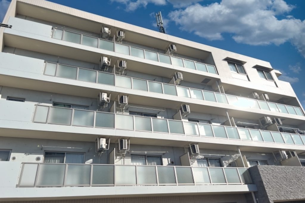 ペットとの暮らしを想像させる集合住宅の外観(イメージ)