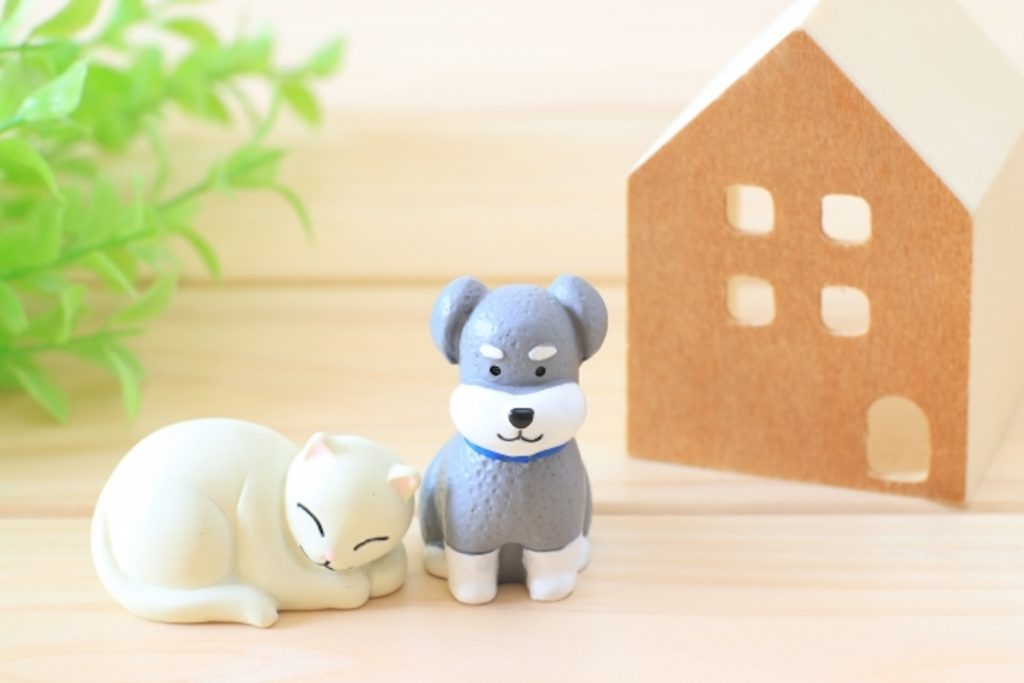集合住宅でペットと暮らす安心な住環境をイメージした犬と猫の置き物