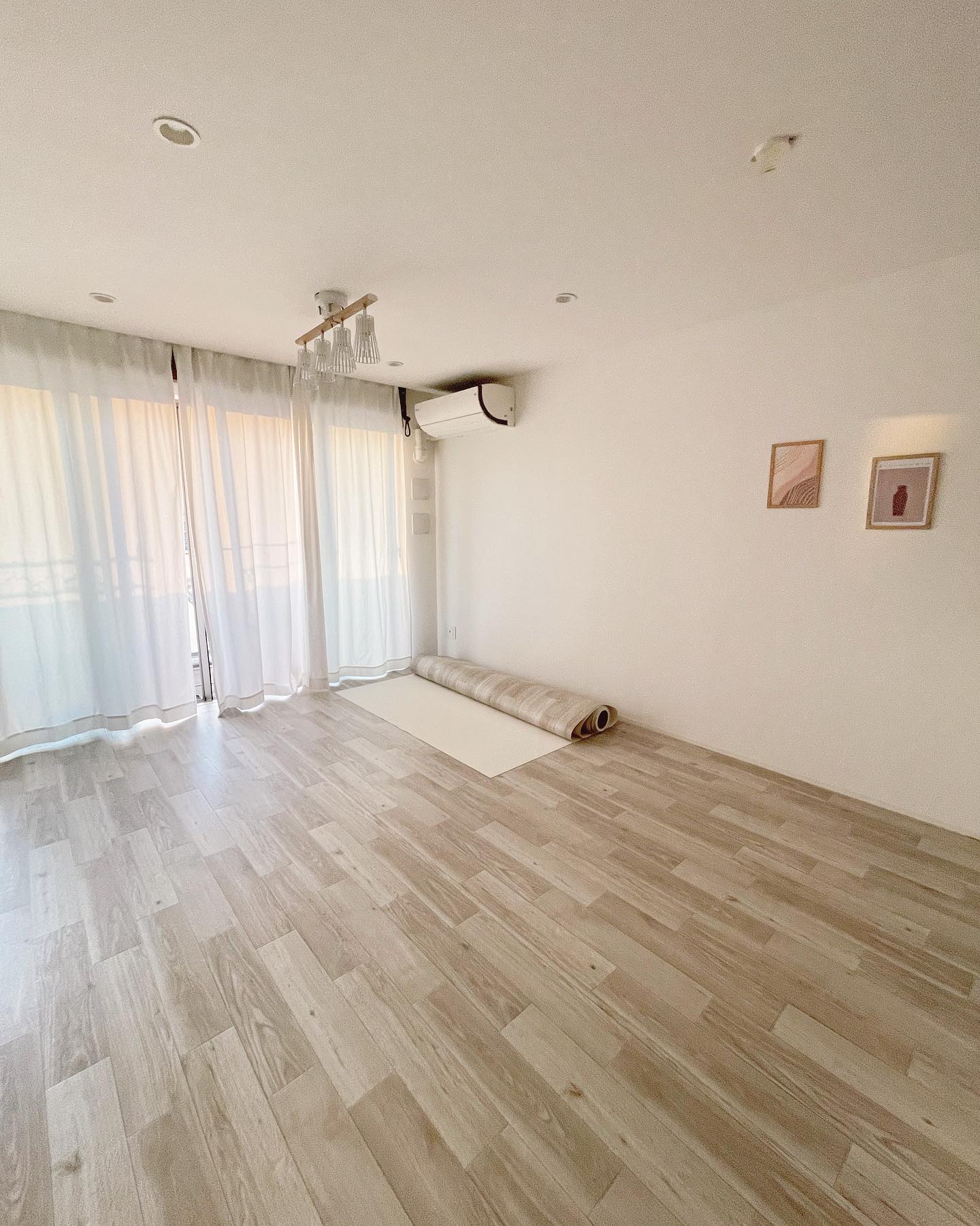 ナチュラルな木目柄クッションフロアをリビングに敷いた実例。柔らかな日差しが差し込み、明るく開放的な雰囲気に仕上がっている。