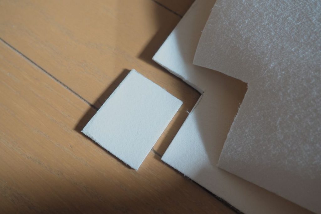 愛犬用サンルームの床DIY。古いクッションフロアを型紙として使用し、新しいラグリエのペットマットを正確にカットする様子