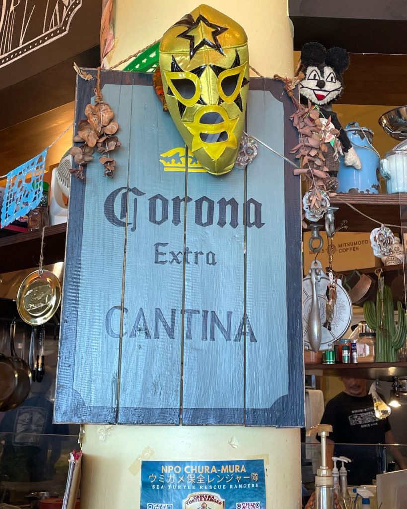 沖縄県 ガーラ青い海にある Corona Extra Cantina の店内装飾、メキシカンプロレスのマスク