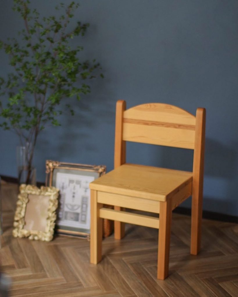 子供部屋 DIYフォトスペース 木製キッズチェアとヘリンボーン柄クッションフロア