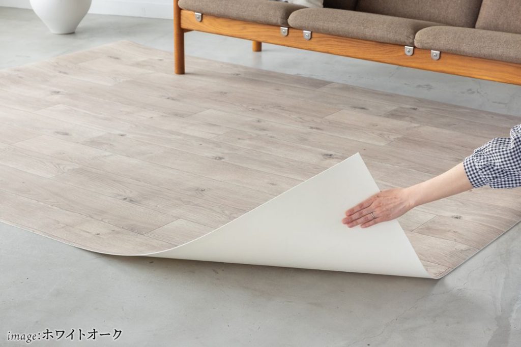 【新商品】お手入れ簡単・防水性に優れた184cm幅ペットマット（ホワイトオーク柄）、めくって裏面を見せる様子。184cm幅継ぎ目なしタイプ
