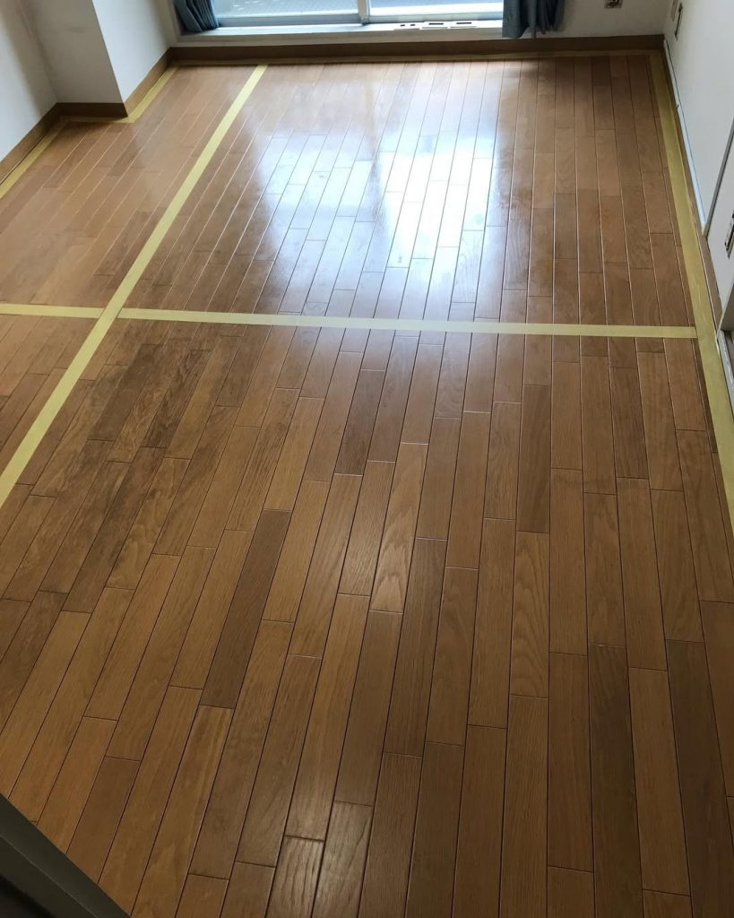 新居の床 DIY クッションフロア施工途中。新居のフローリングにマスキングテープを貼った様子
