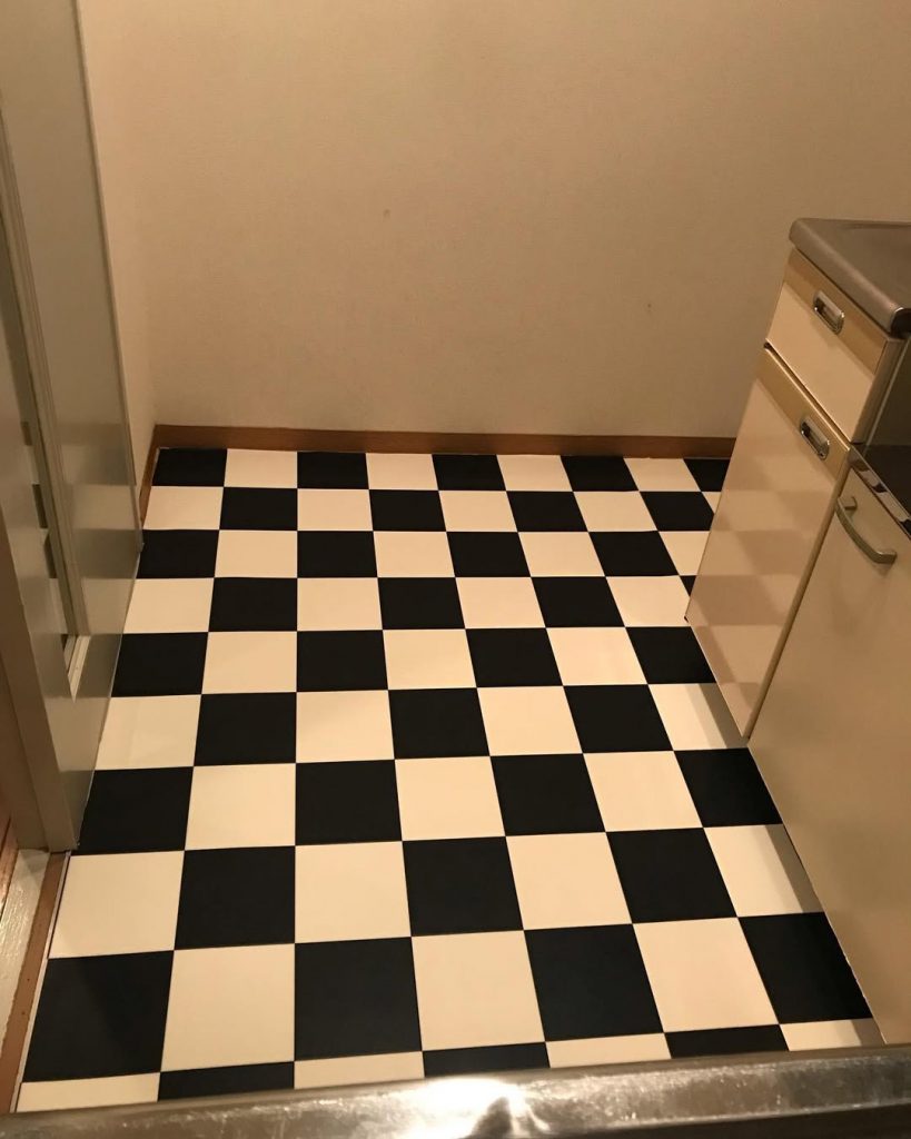 新居の床 DIY クッションフロア施工後。チェッカー柄のクッションフロアを敷いたキッチンの様子。