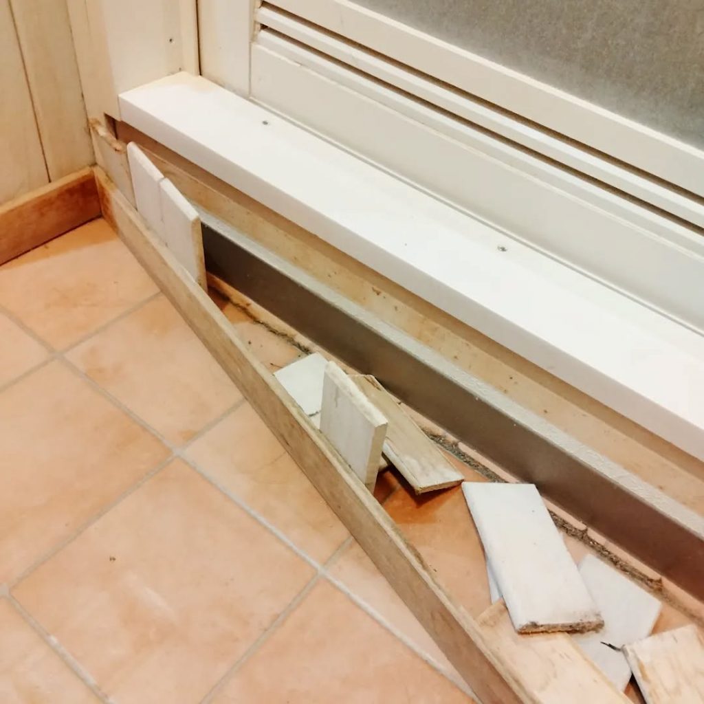 DIYクッションフロア剥がし後 現状回復作業中の洗面所