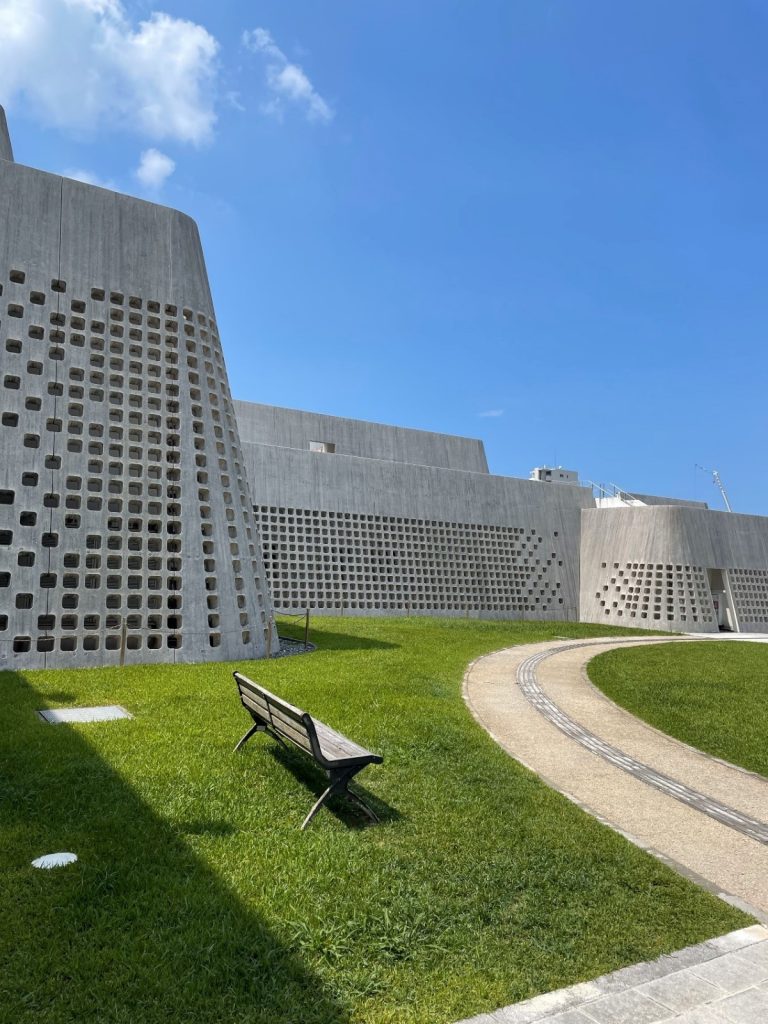 沖縄県立博物館美術館(おきみゅー)のコンクリート建築と芝生