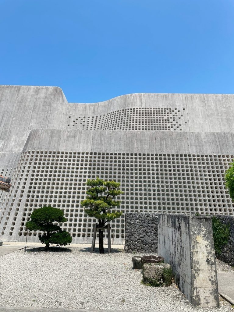 沖縄県立博物館美術館(おきみゅー)のコンクリート壁と庭の植栽