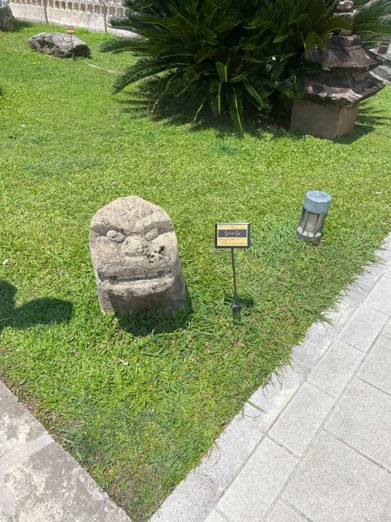 沖縄県立博物館美術館(おきみゅー)の屋外展示、石のシーサー像
