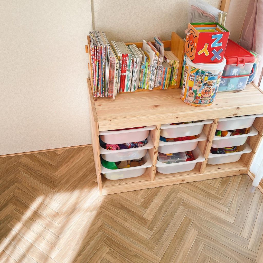 和室の一角に敷かれたヘリンボーン柄のクッションフロアとIKEAのトロファスト。クッションフロアを敷いた和室のおもちゃ収納スペース