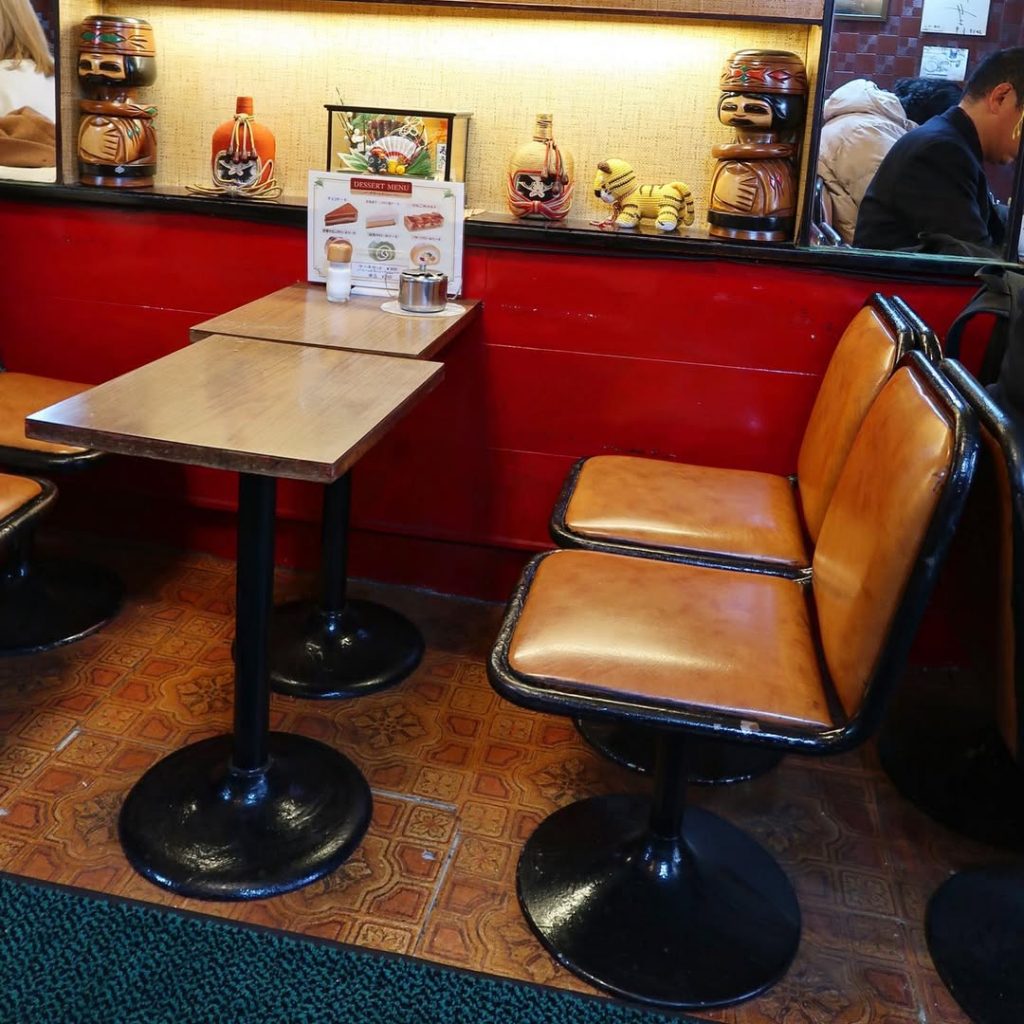 レトロな茶色いレザー椅子と赤い腰壁が印象的な店内|純喫茶ブラザーの落ち着いた空間
