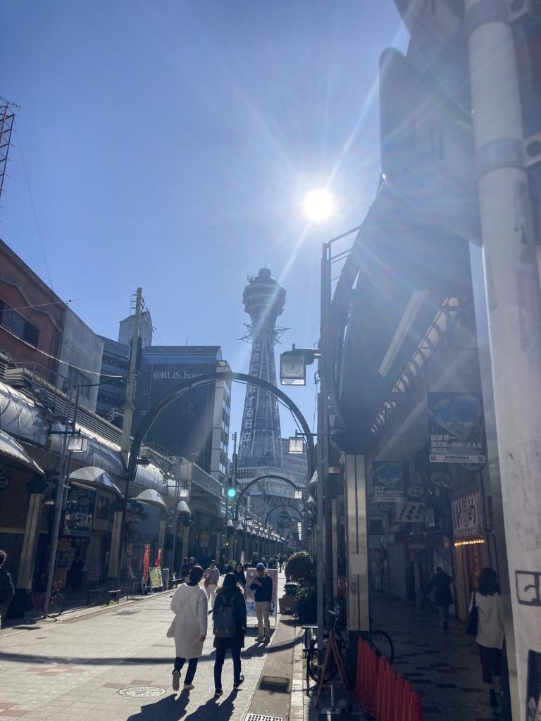 朝の光に照らされた通天閣本通商店街の風景|純喫茶ブラザーへ向かう道すがら