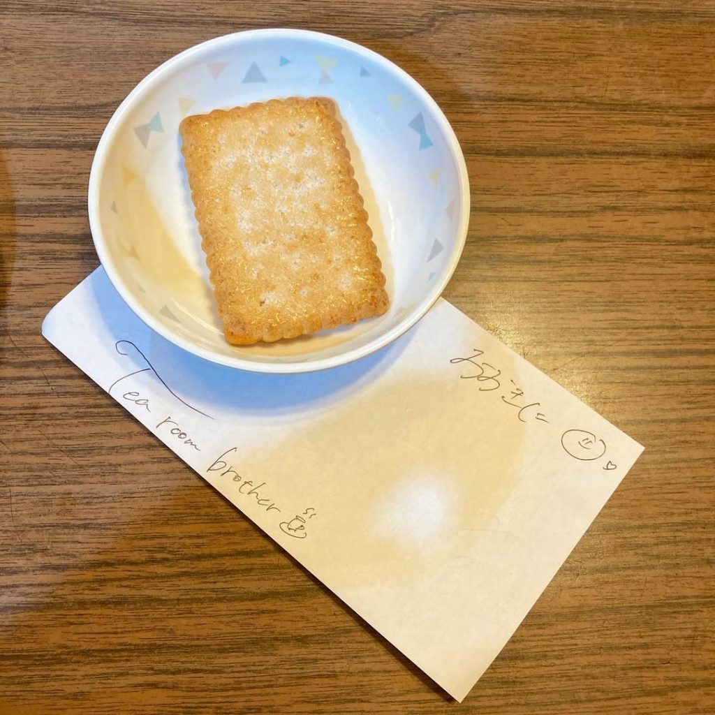 コーヒーとともに出されるお茶菓子と心あたたまる手書きメッセージ|純喫茶ブラザーのもてなし