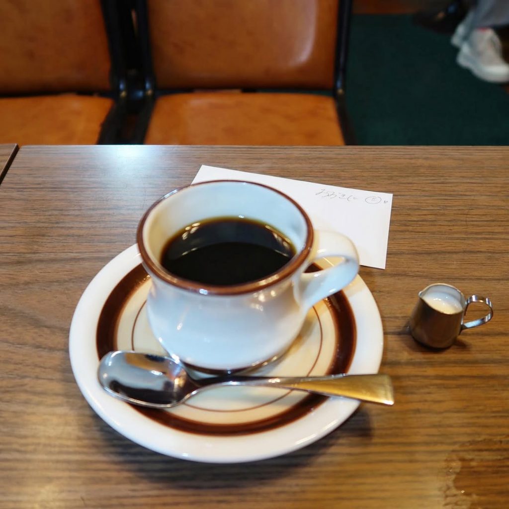 クラシックなライン入りカップで味わうブレンドコーヒー|純喫茶ブラザーの喫茶時間