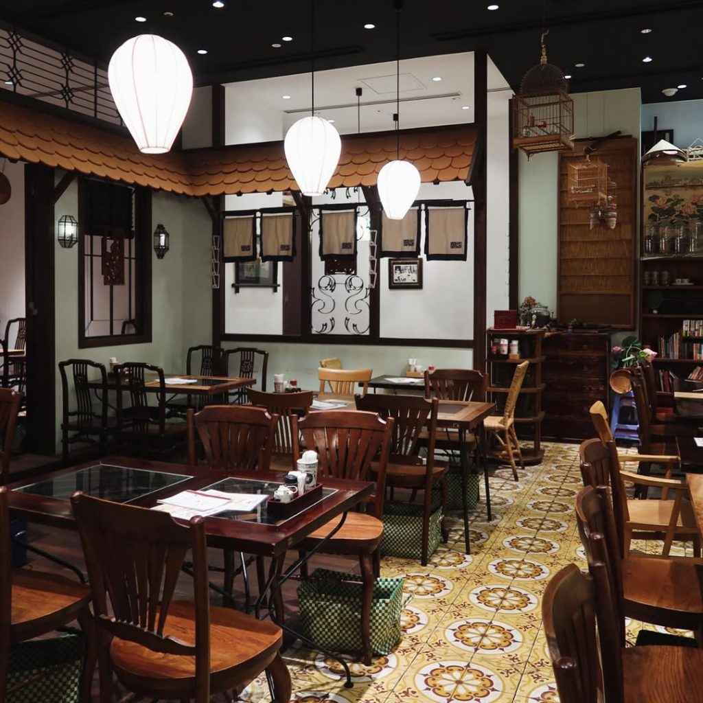 ベトナム料理店「インドシナ」の店内風景。照明や鳥籠など、ベトナムを思わせるインテリアが並ぶ。