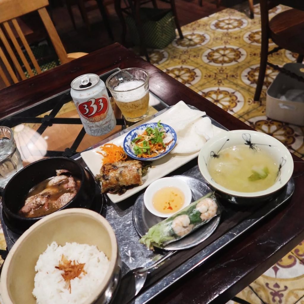 ベトナム料理店「インドシナ」のランチセット。生春巻きやスープ、小鉢料理が丁寧に盛られている。