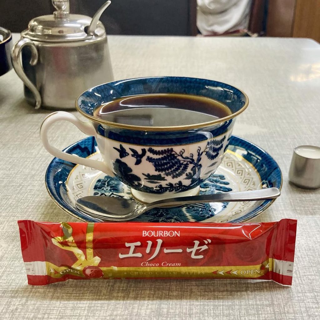喫茶むらかみのクラシックなカップに注がれたコーヒーとブルボンのエリーゼ|選べるお茶菓子付きの昔ながらの喫茶店サービス