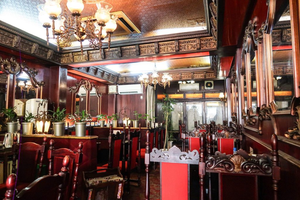 ヨーロピアンスタイルの彫刻装飾とシャンデリアが印象的な喫茶店パンドラの店内風景|こだわりのインテリアが並ぶレトロ空間