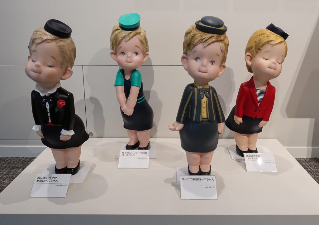 高島屋の歴代ローズちゃん4体のフィギュア展示|制服の移り変わりから時代の雰囲気を感じられるアーカイブ展示