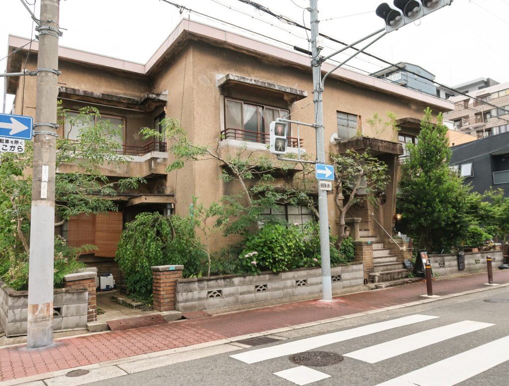 道路沿いから見たトヨクニハウスの外観|昭和レトロな集合住宅が住宅街の中に異彩を放つ