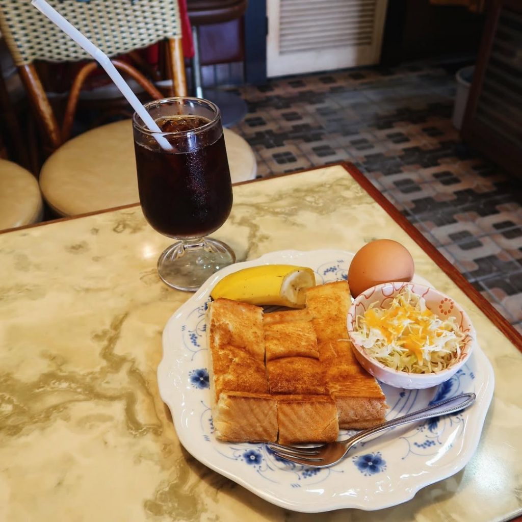 バナナとゆで卵、キャベツサラダが添えられたトーストモーニングセットとアイスコーヒー|大阪・珈琲館ボルボにて朝の喫茶時間」