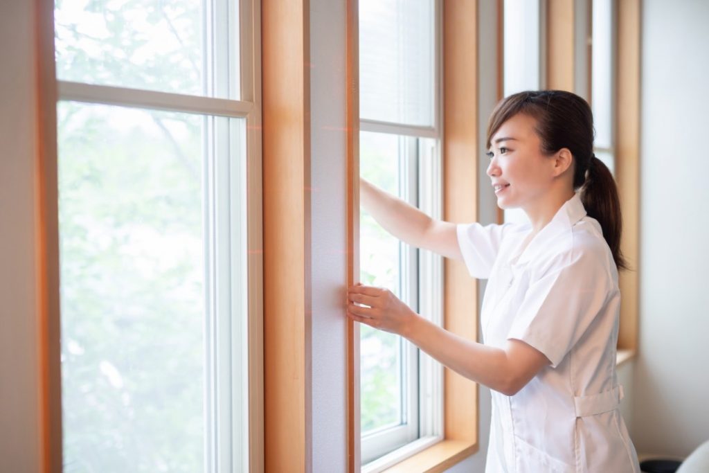 換気をする女性