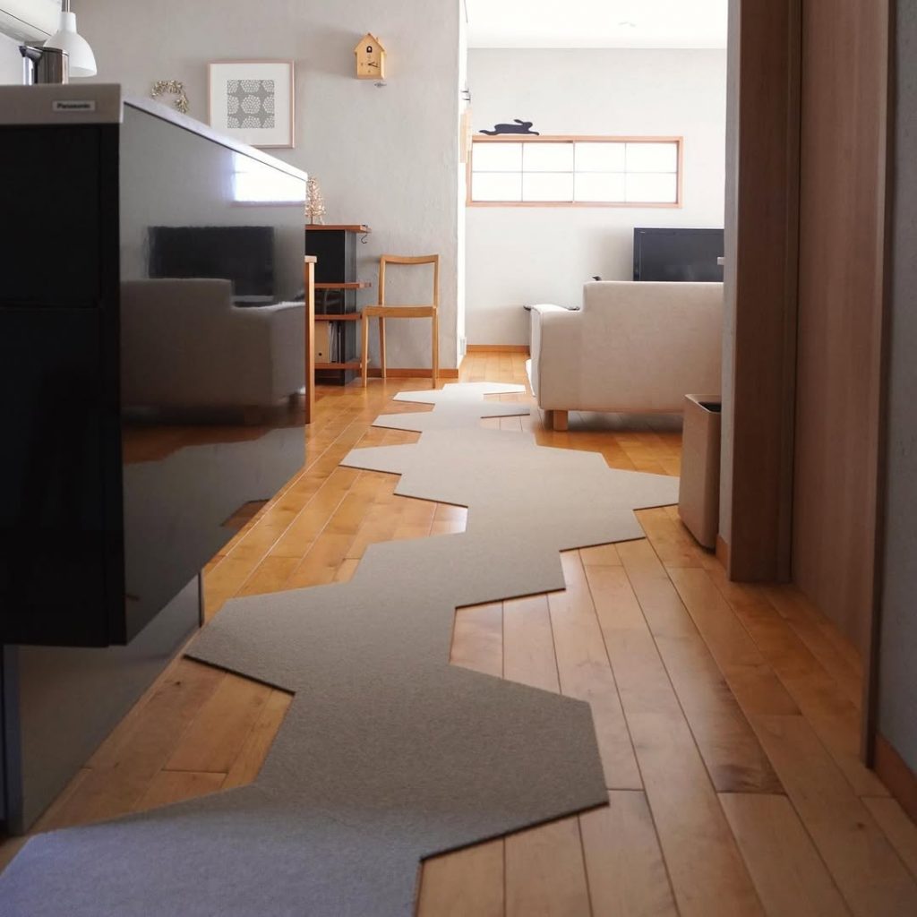 愛犬が滑らないようにDIYされたおしゃれな床。タイルカーペットのDIYアイデア、LDKに敷かれたヘキサゴンタイル形