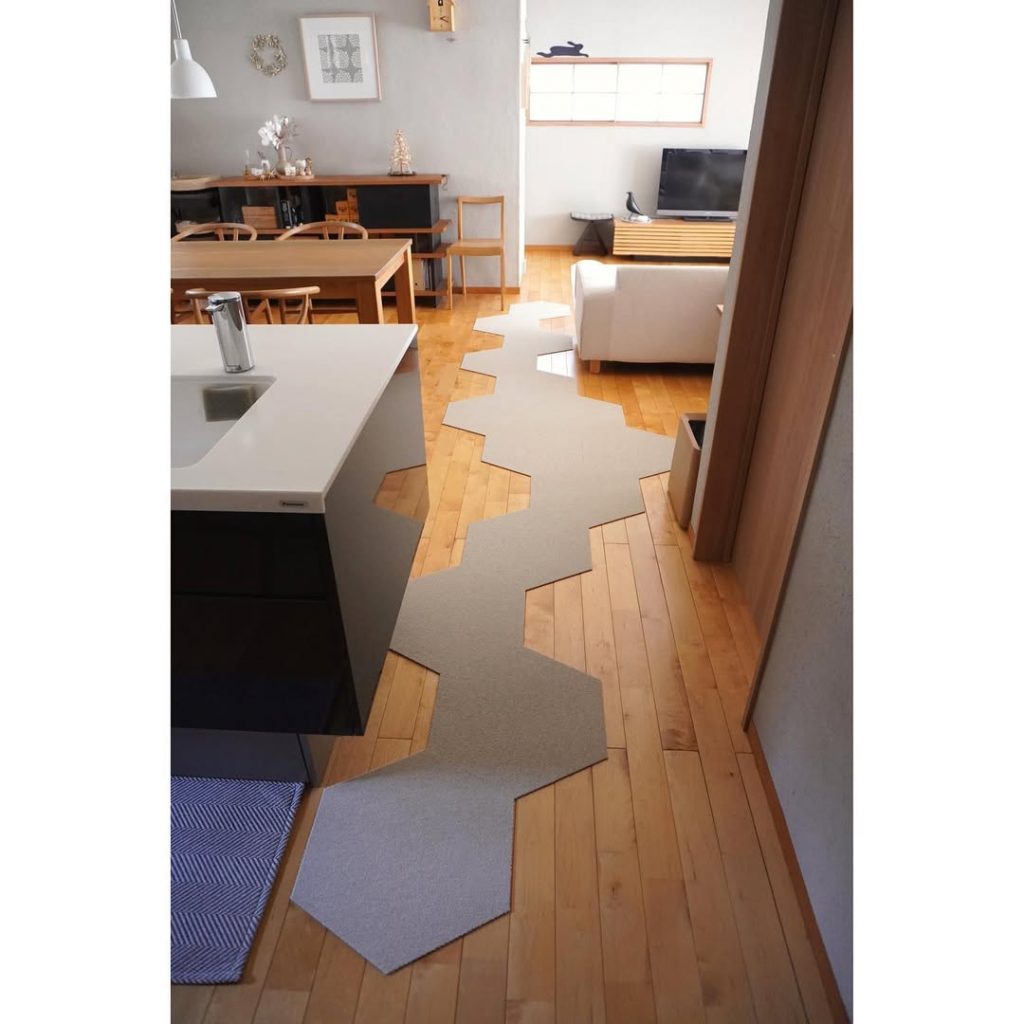 愛犬が滑らないようにDIYされたおしゃれな床。タイルカーペットのDIYアイデア、LDKに敷かれたヘキサゴンタイル形