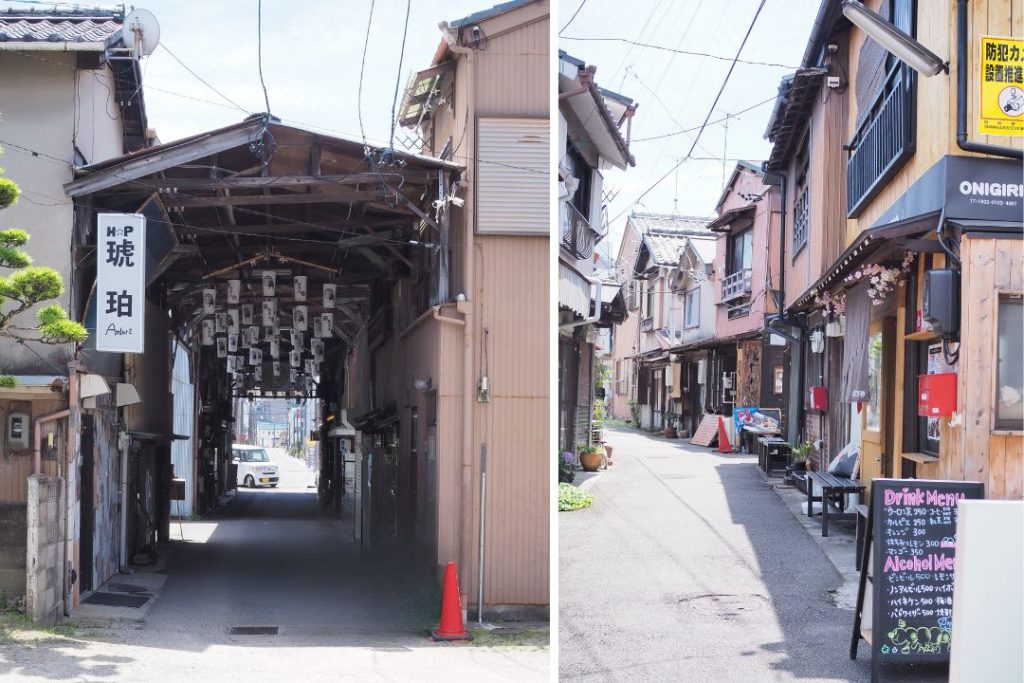 松應寺横丁のアーケード内部と、その先に続く飲食店が立ち並ぶ細道