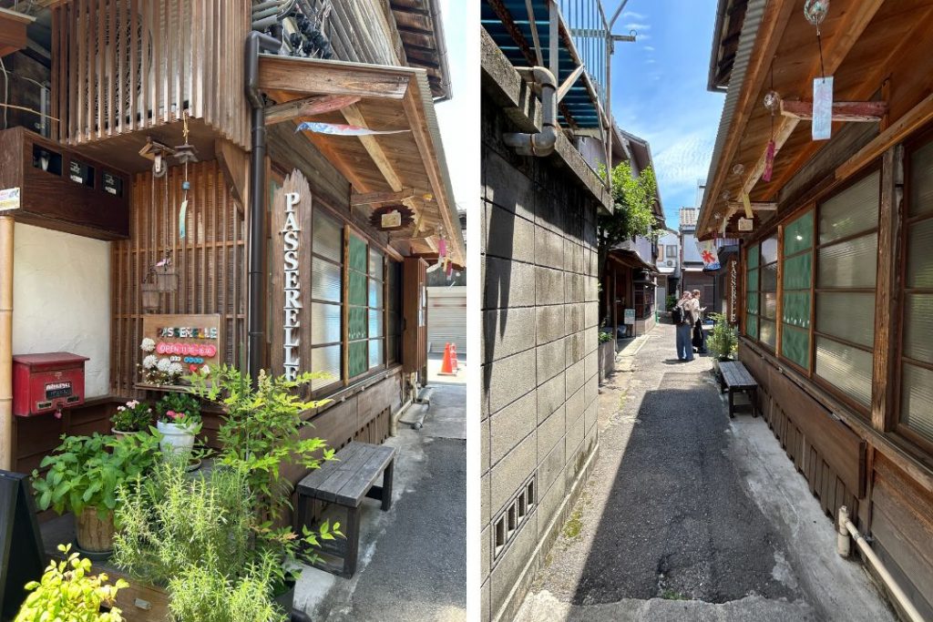 松應寺横丁にあるリノベーションされたカフェと細い路地
