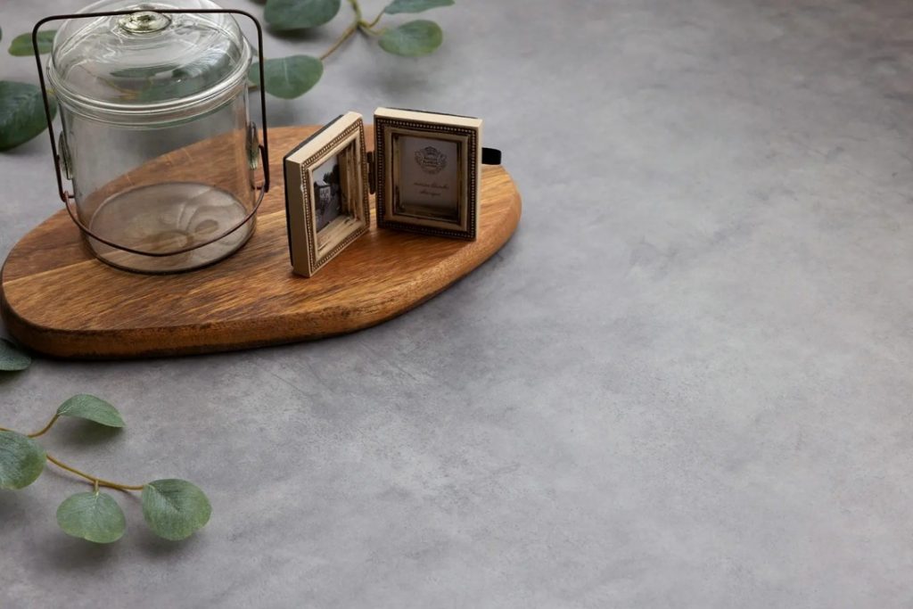 ラグリエのインダストリアルフロアマット〈シャビーモルタル〉の使用イメージ。自然なムラ感とマットな質感が魅力のグレートーン床材