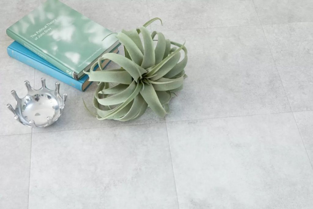 ラグリエのインダストリアルフロアマット〈ベントタイル〉使用イメージ。ライトグレー系のタイル柄が空間に清潔感と開放感をプラス